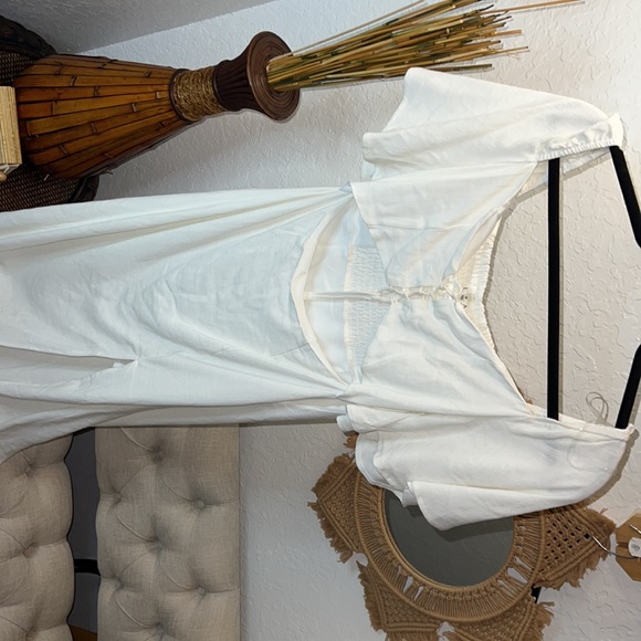 PO: Women’s White Dress. - Picture 4 of 9